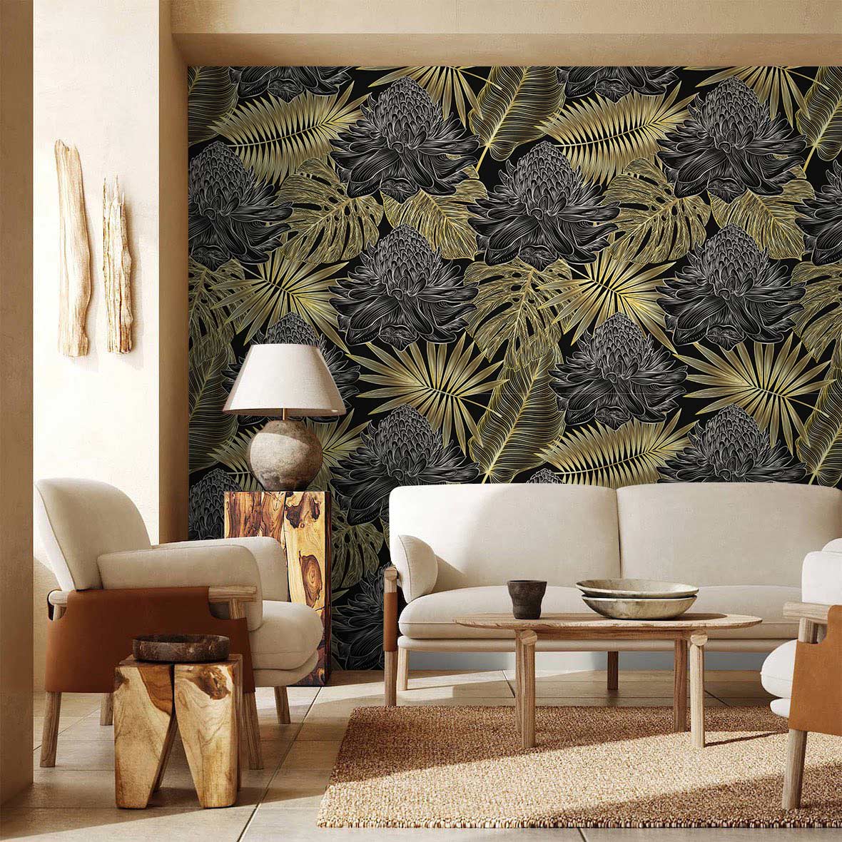 Papier peint mural doré et sombre dans un salon avec canapé, fauteuil et papier peint tropical