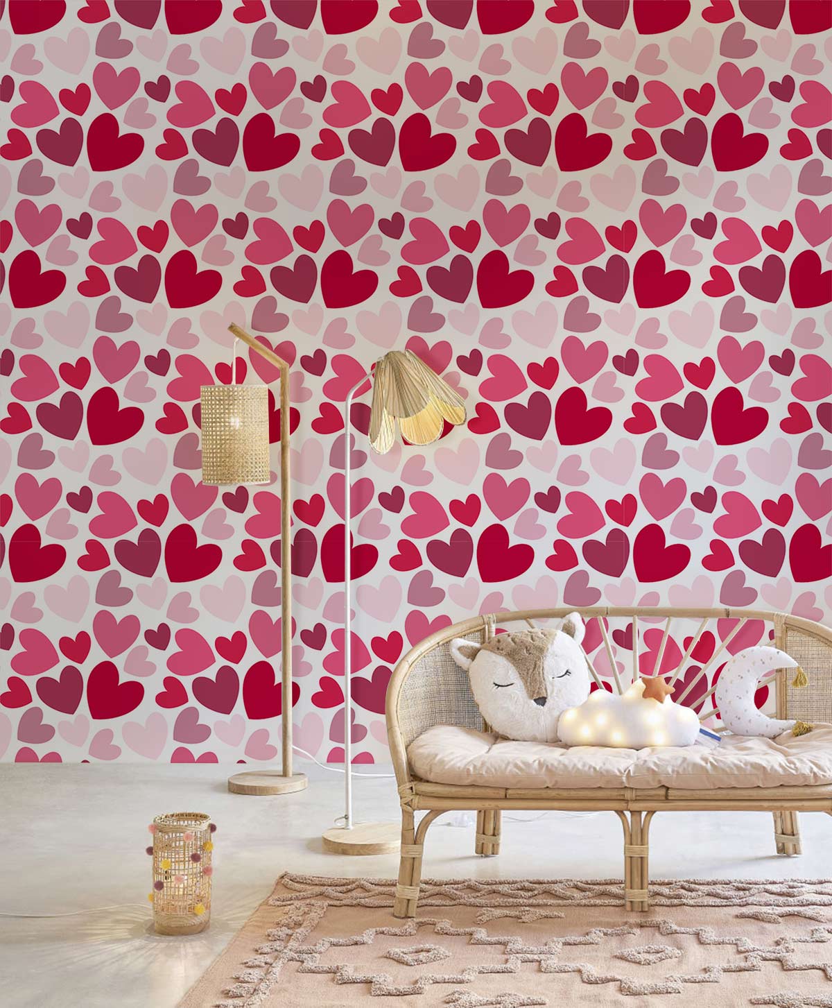 Papier peint mural double amour avec motif cœur et banc en rotin dans une chambre