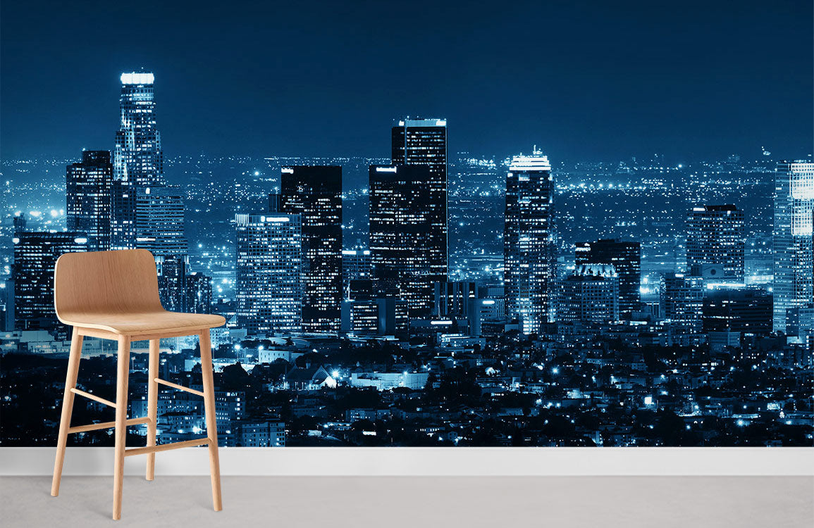 Barre en bois brun clair avec assise coussinée sur un papier peint mural de Los Angeles