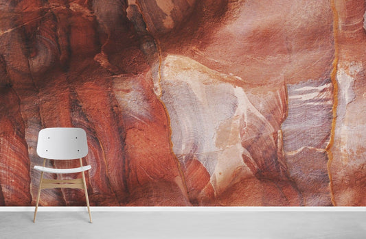 Chaise blanche avec base en bois clair sur papier peint mural du canyon de la montagne rocheuse