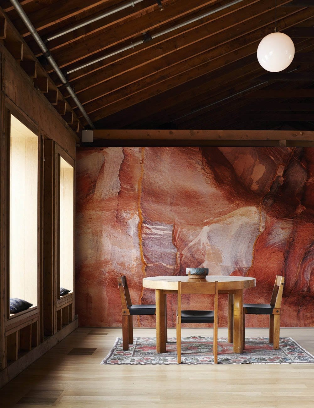 Papier peint mural du canyon de la montagne rocheuse avec table rustique et chaises