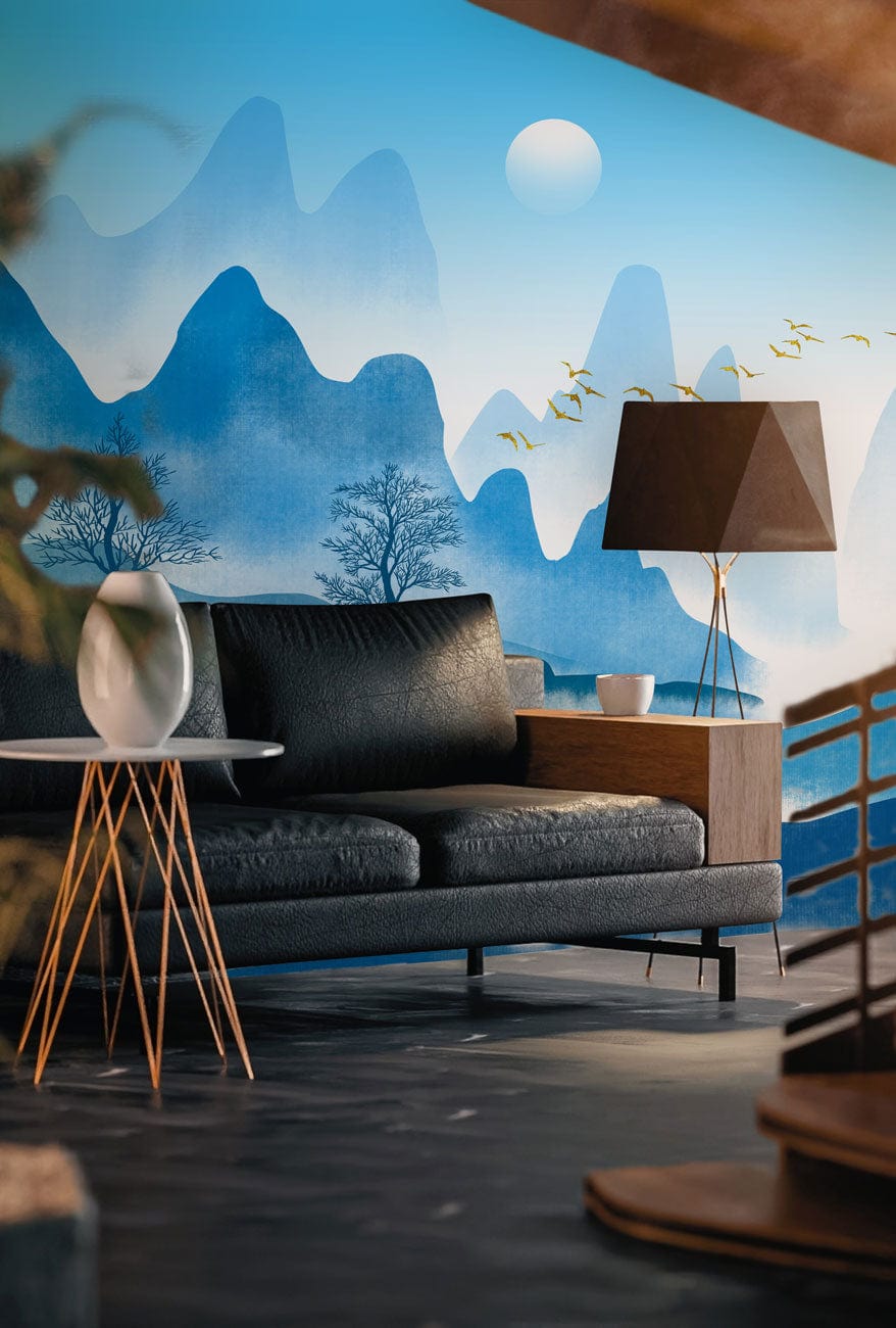 Papier peint mural montagne bleue avec canapé noir à accoudoir en bois