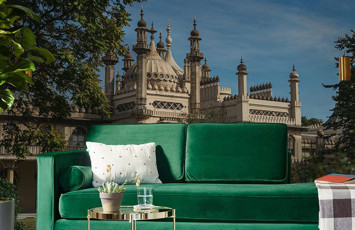 Papier peint mural inspiré du Pavillon de Brighton avec sofa vert velours et coussin blanc