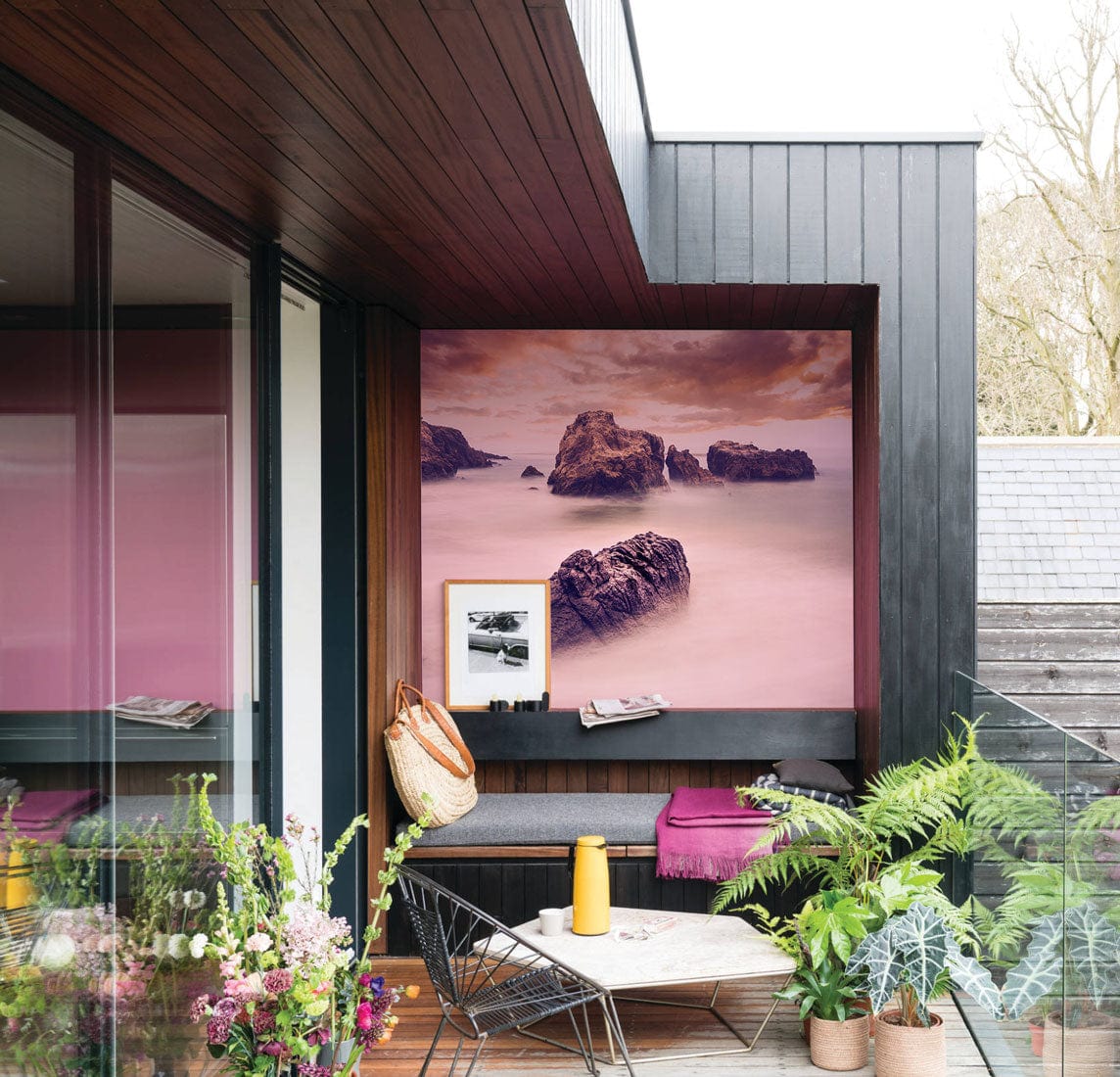 Papier peint mural Pays des Merveilles en roche sur un patio avec banc et table