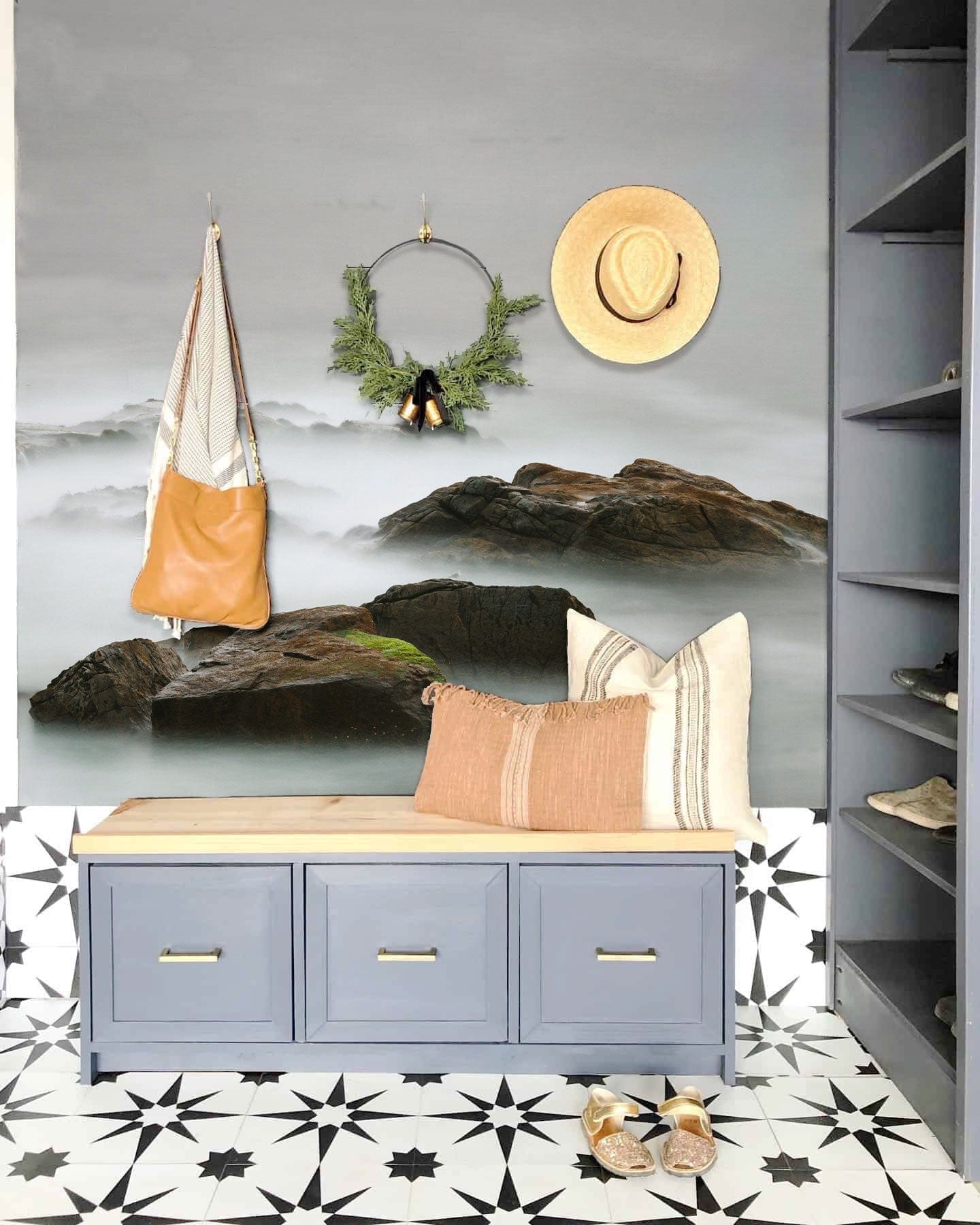 Banquette d’entrée bleu clair avec tiroirs en bois, idéale avec le papier peint mural du Rocher Caché