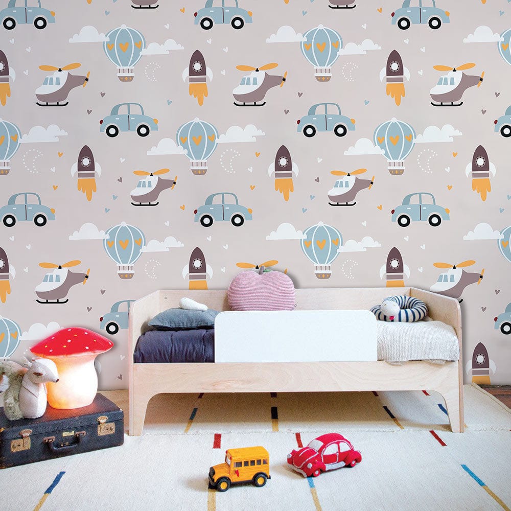 Lit enfant en bois clair avec rail de sécurité blanc, idéal pour papier peint mural aérien