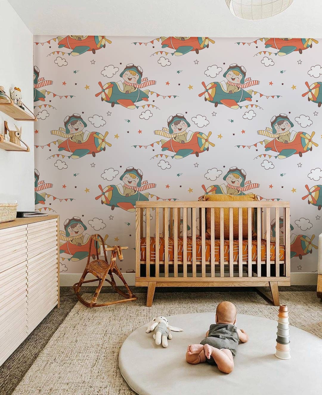 Papier peint mural pour nursery avec avion, crib, et table à langer dans un style cozy
