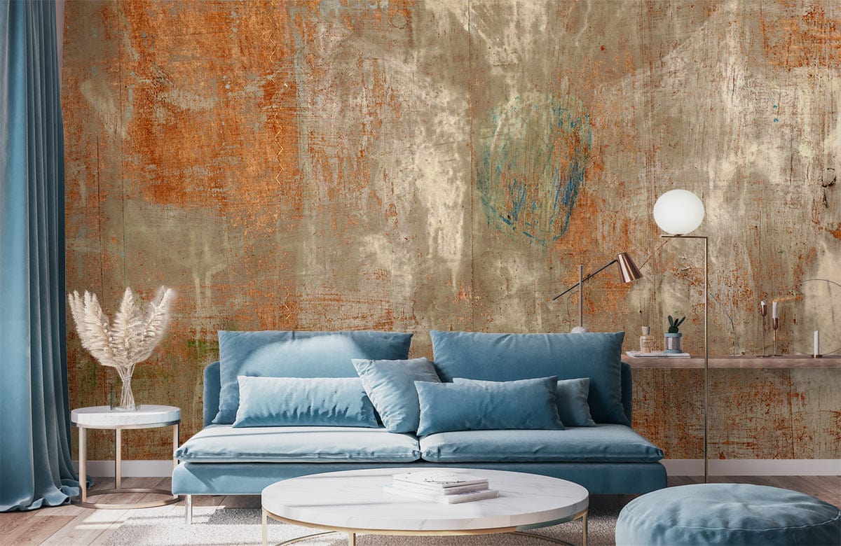 Papier peint mural d’un mur graffiti vieilli avec canapé sectionnel bleu clair et coussins