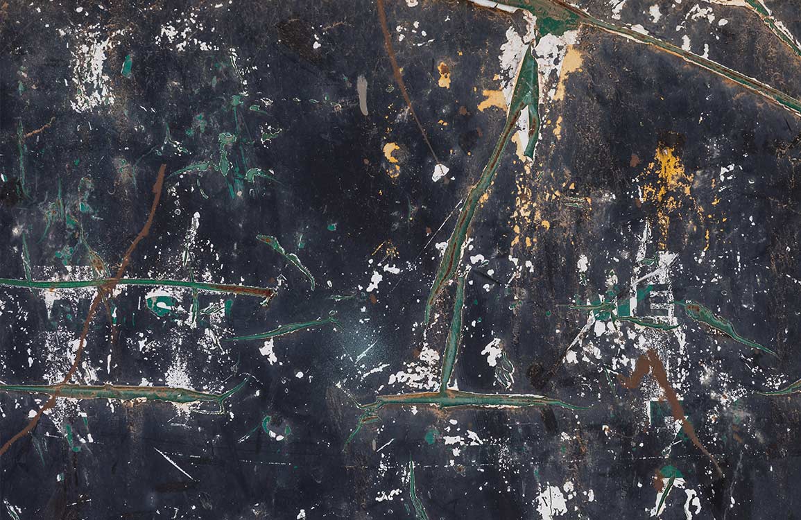 Papier peint mural d’un mur sale et fissuré avec surface en métal rouillé et écaillée