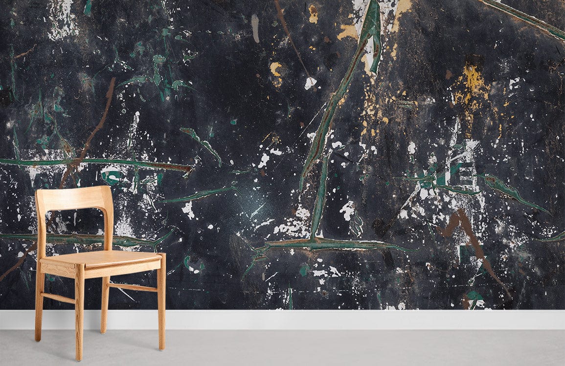 Chaise de salle à manger en bois clair avec papier peint mural mur sale fissuré