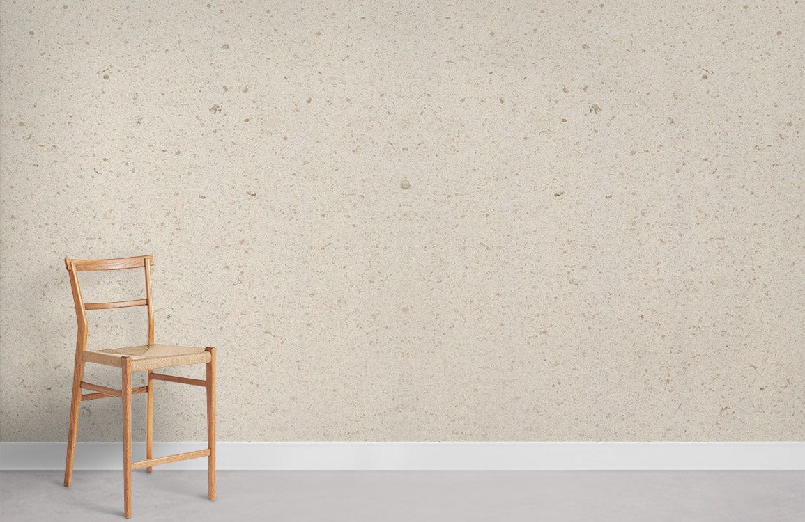 Tabouret en bois clair avec siège tissé, parfait pour le papier peint mural effet béton grainé beige