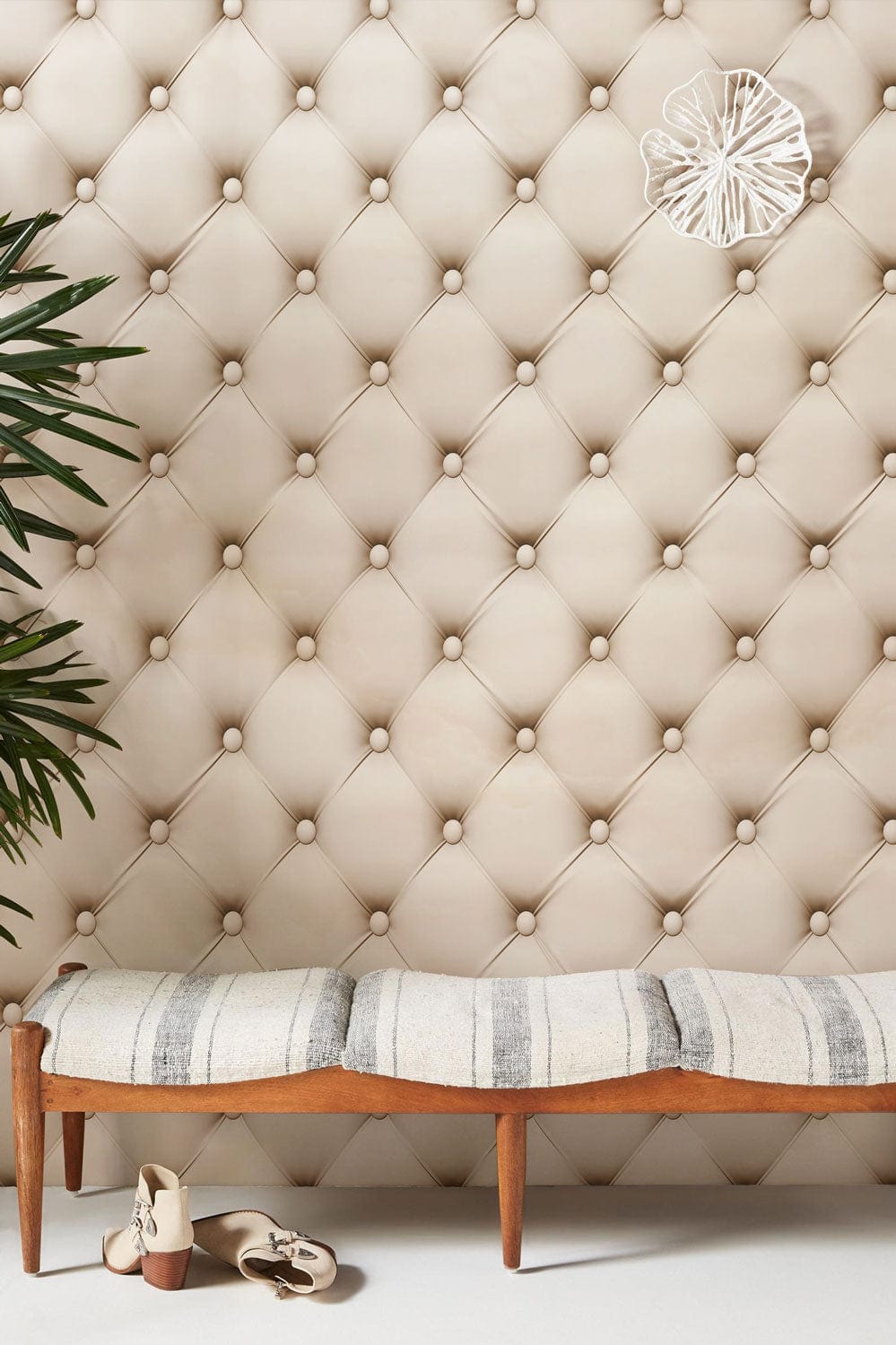 Panneau mural effet cuir en tissu tufté dans une teinte neutre pour peinture mural effet cuir