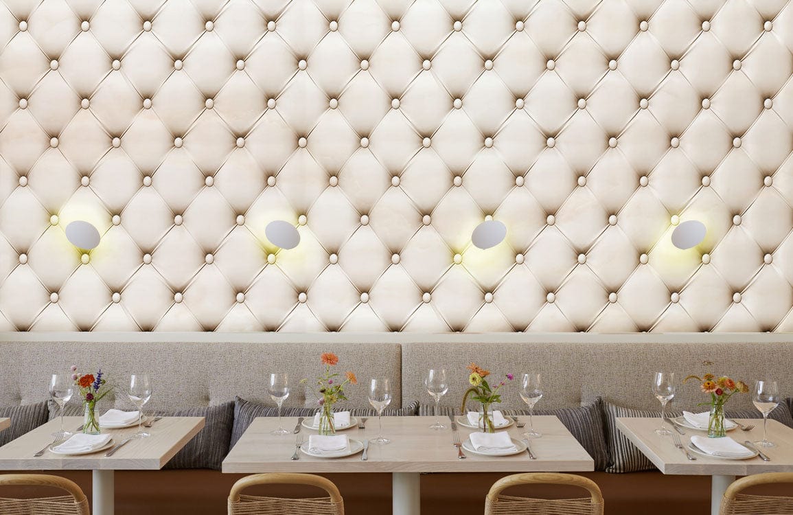 Murale effet cuir en papier peint mural avec panneau crème, sconces et tables restaurant