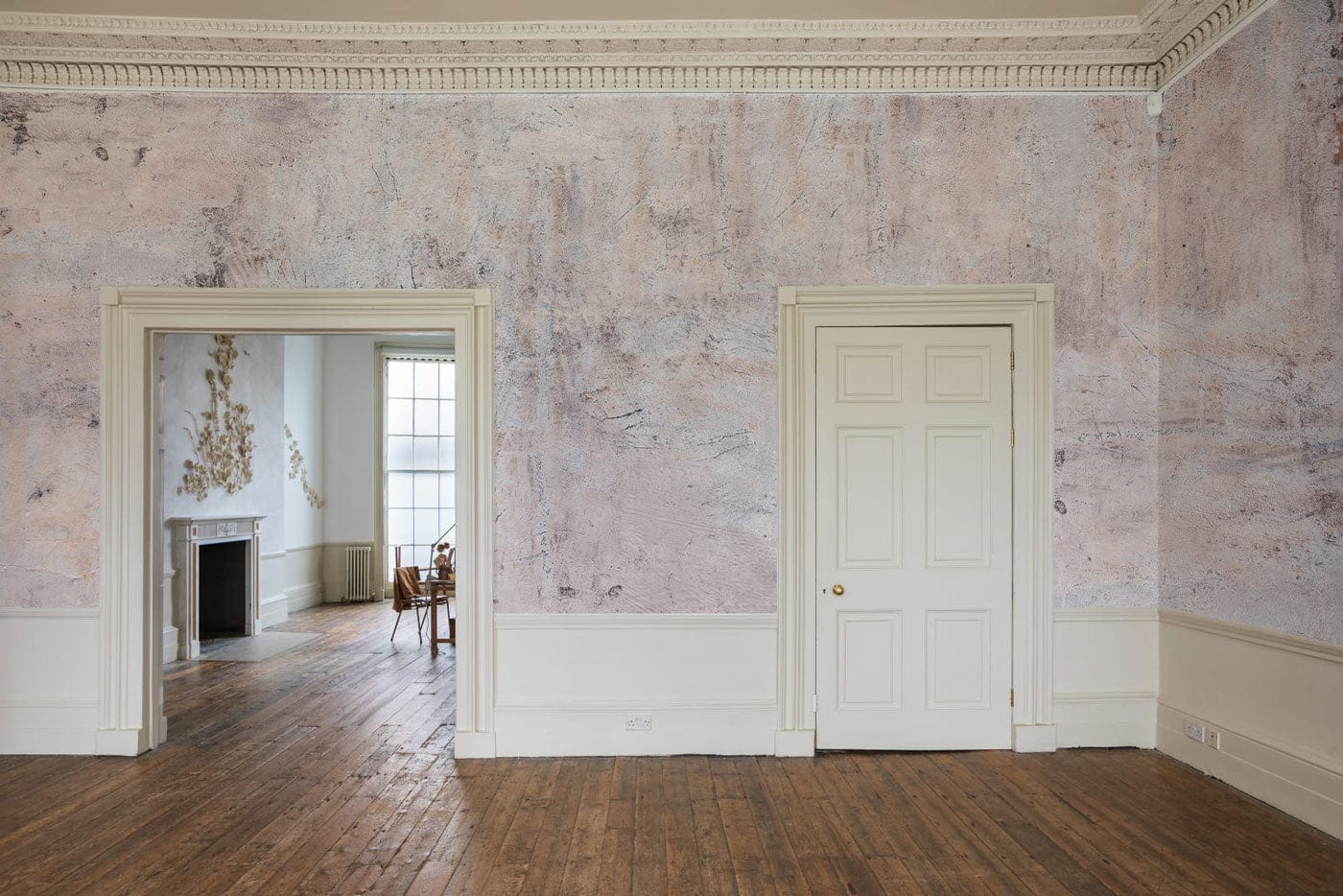 Papier peint mural effet gratté moucheté dans une pièce vide avec murs lavande pâle