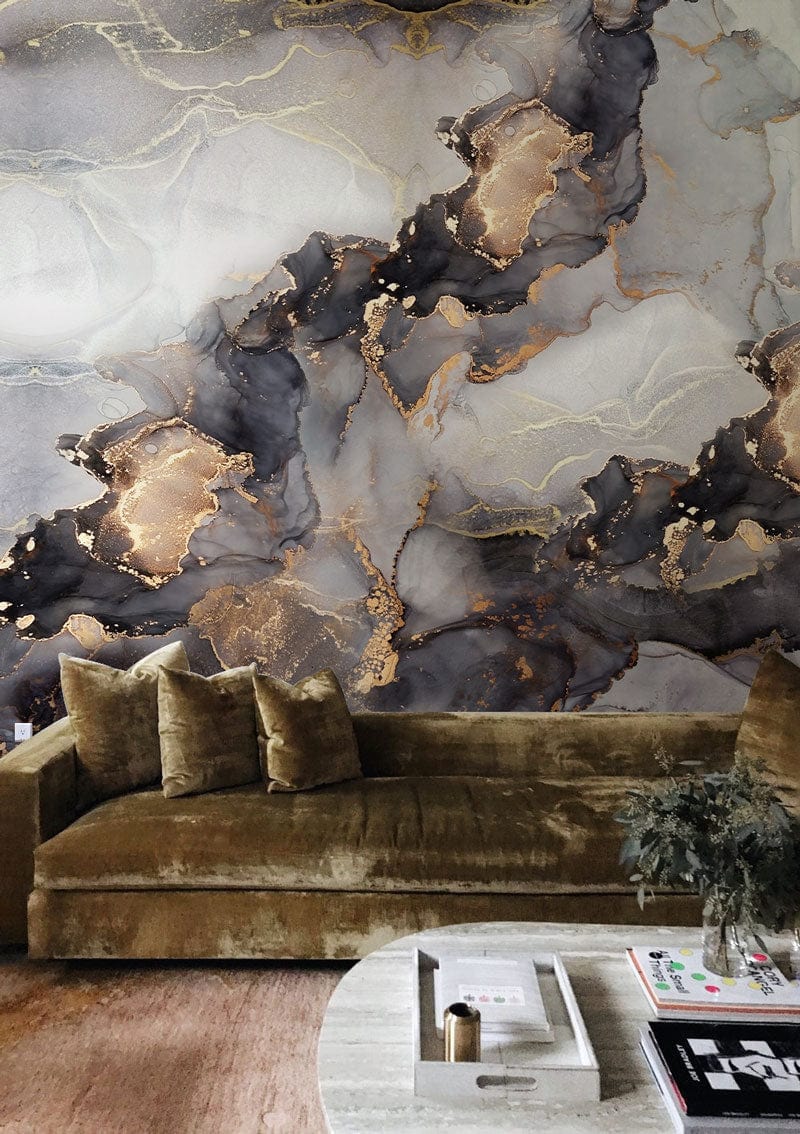 Canapé en velours doré avec trois coussins, idéal pour un mural effet marbre aquarelle