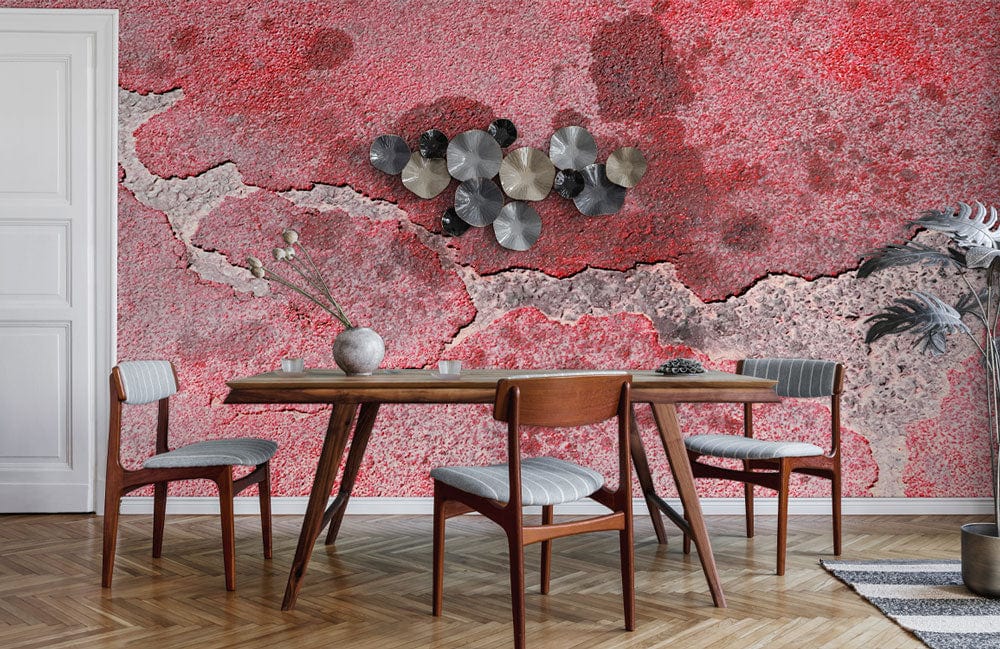 Papier peint mural effet mur rose taché dans une salle à manger avec mur accent rouge