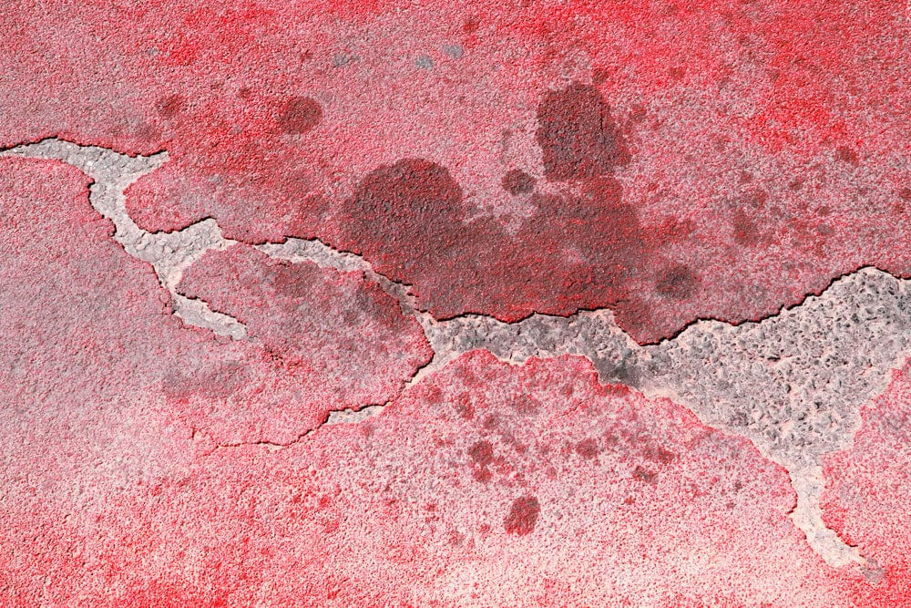 Papier peint mural effet mur rose taché avec texture, fissures et taches