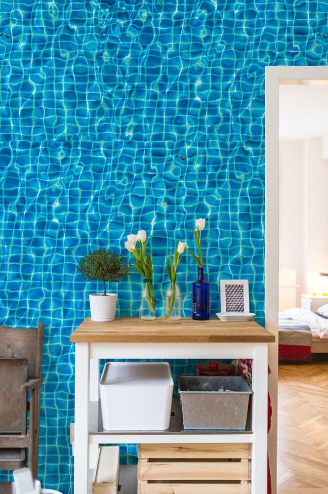 Murale avec papier peint mural effet ondulations de piscine en bleu, idéal pour décoration intérieure