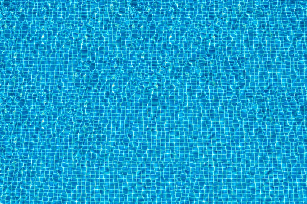 Piscine avec peinture murale effet ondulations et papier peint mural effet pour décoration