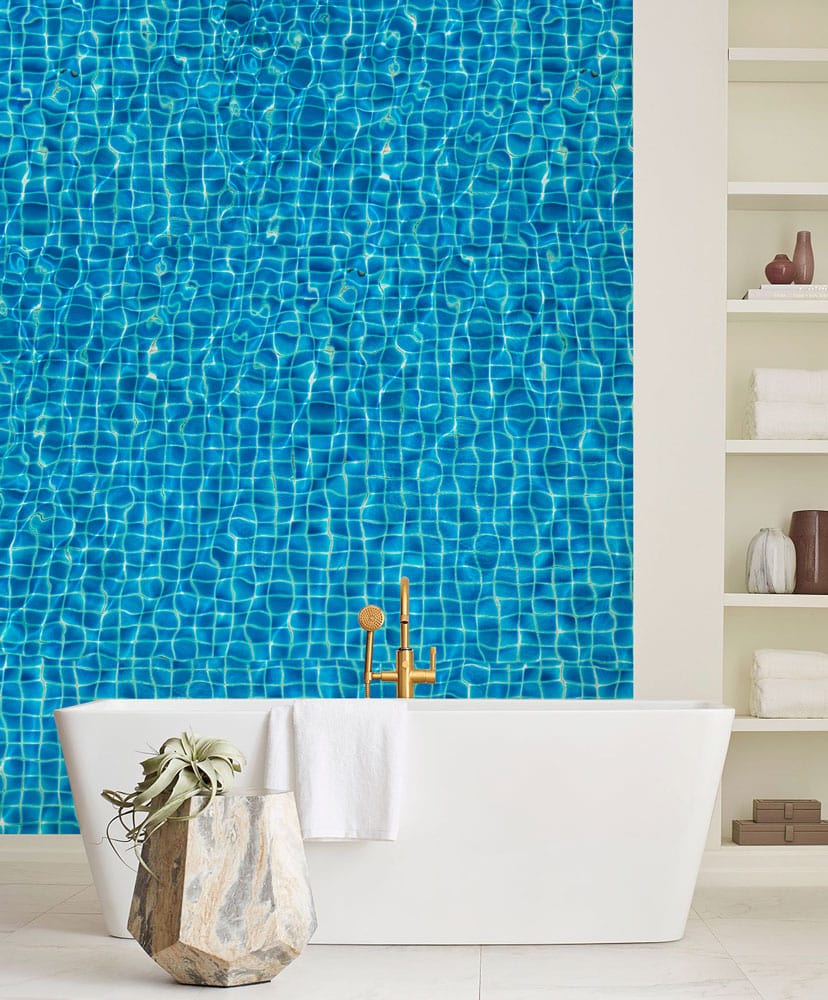 Baignoire blanche autoportante avec robinet doré, idéal pour peinture murale effet ondulations