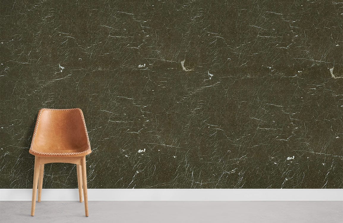 Chaise en cuir naturel avec pieds en bois clair sur le papier peint mural effet pierre fissurée verte