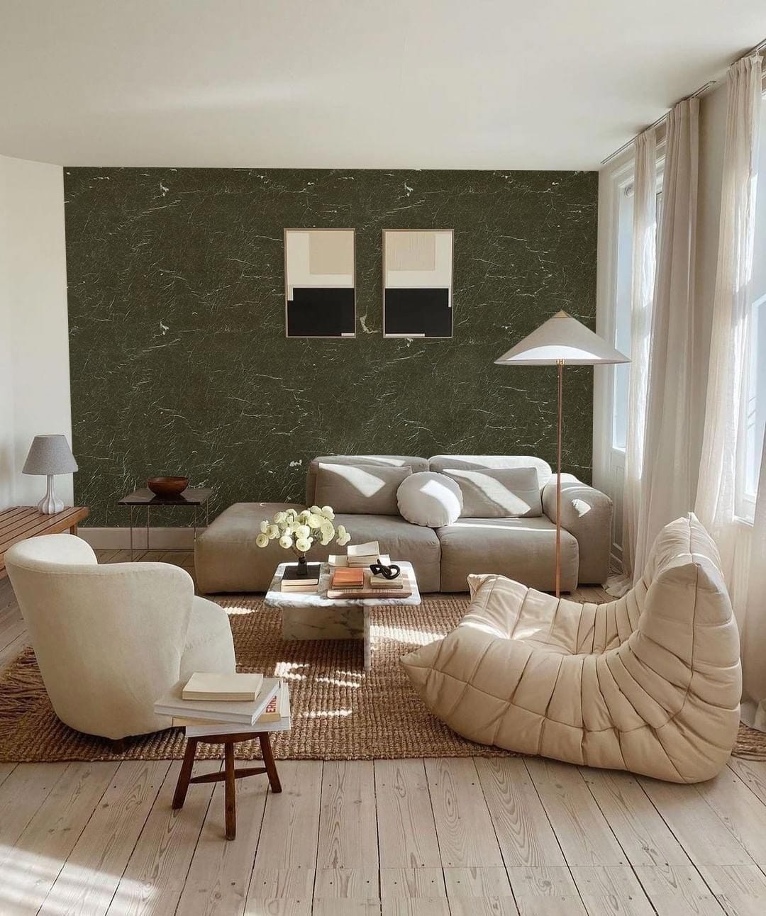 Photo d’un salon cosy avec papier peint mural effet pierre fissurée verte et lumière naturelle