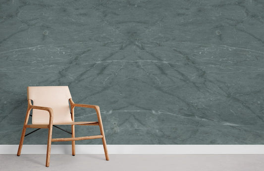 Armchair moderne en bois avec siège en toile claire, idéal avec papier peint mural effet pierre grattée