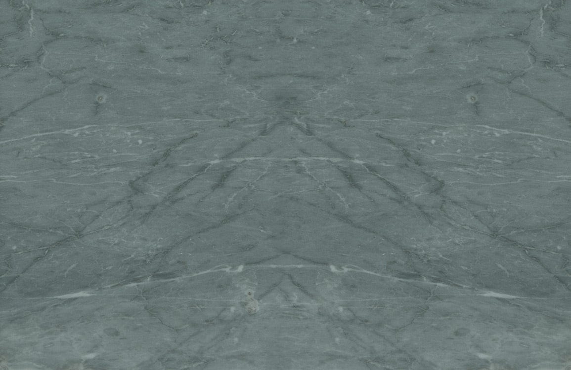 Papier peint mural effet pierre grattée avec slab de marbre gris vert et veines blanches
