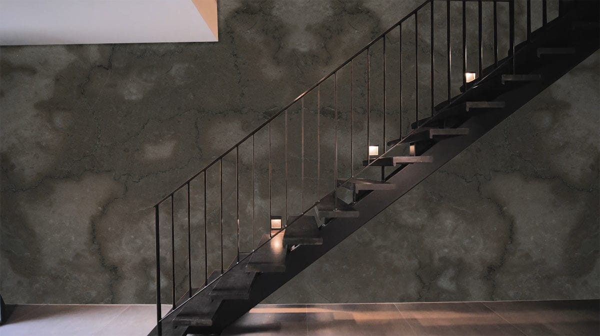 Papier peint mural effet sol en ciment humide avec escalier métal éclairé intégré