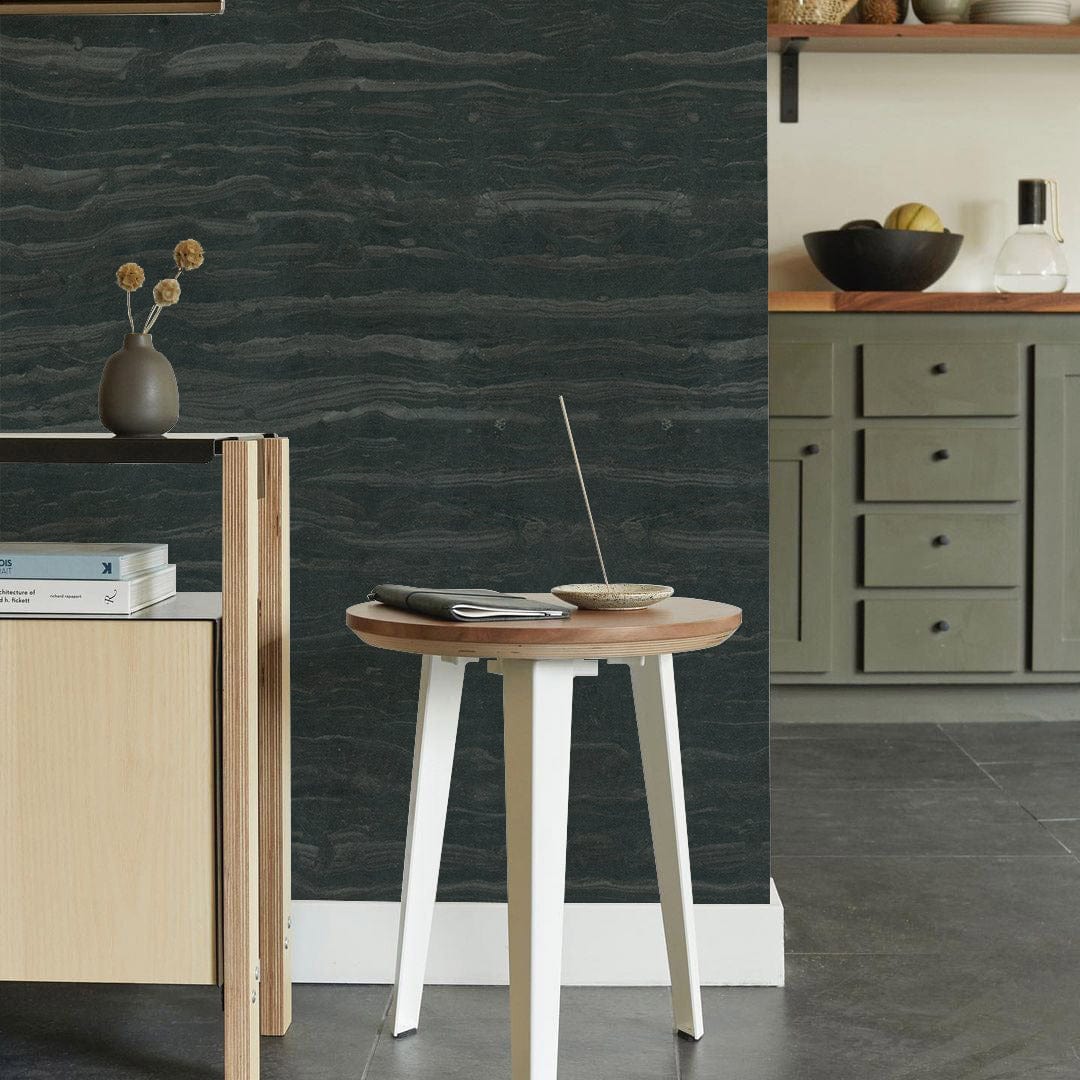 Table d’appoint ronde en bois avec pieds blancs sur papier peint mural effet tableau noir