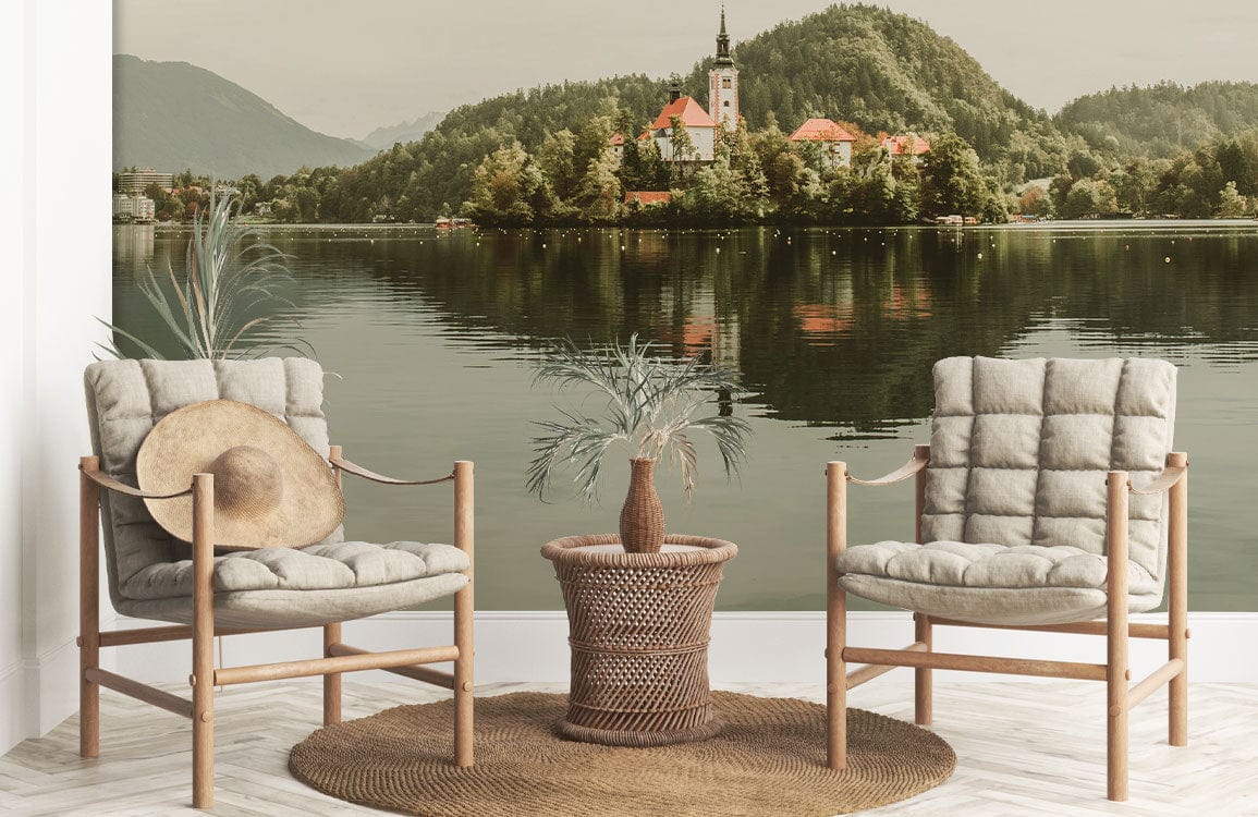 Papier peint mural Église sur le Lac avec chaises en bois et vue montagne et lac