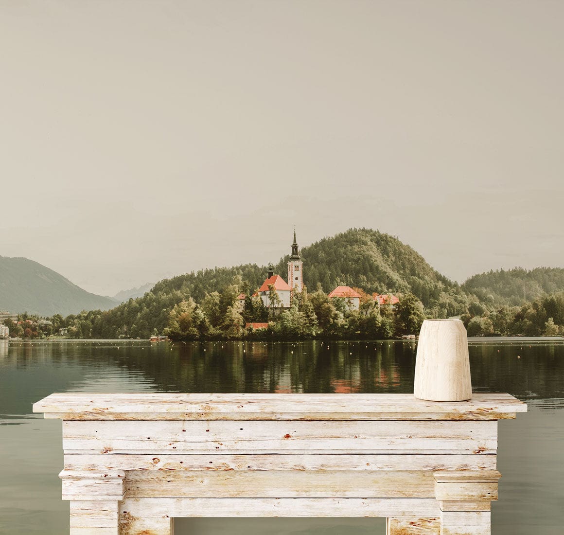 Console en bois blanc vieillie avec papier peint mural Église sur le Lac pour décoration