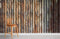 Papier peint mural en acier rouillé avec mur en métal ondulé et tabouret en bois