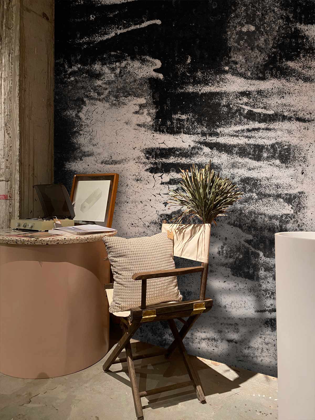 Chaise de réalisateur en bois foncé avec coussin, idéale pour papier peint mural grain monochrome