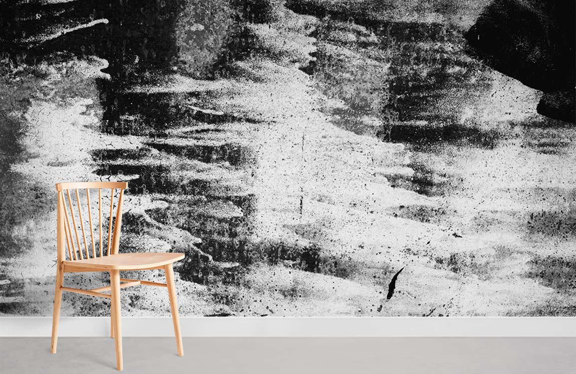 Chaise de salle à manger en bois clair avec dossier à lattes, idéale avec papier peint mural grain monochrome