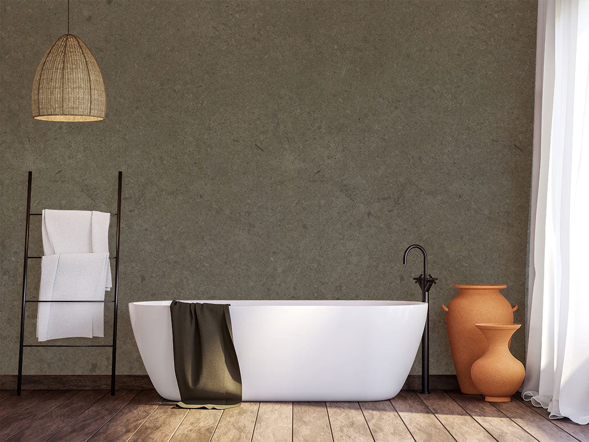 Baignoire autoportante blanche avec serviette grise, décor papier peint mural en béton gris granuleux