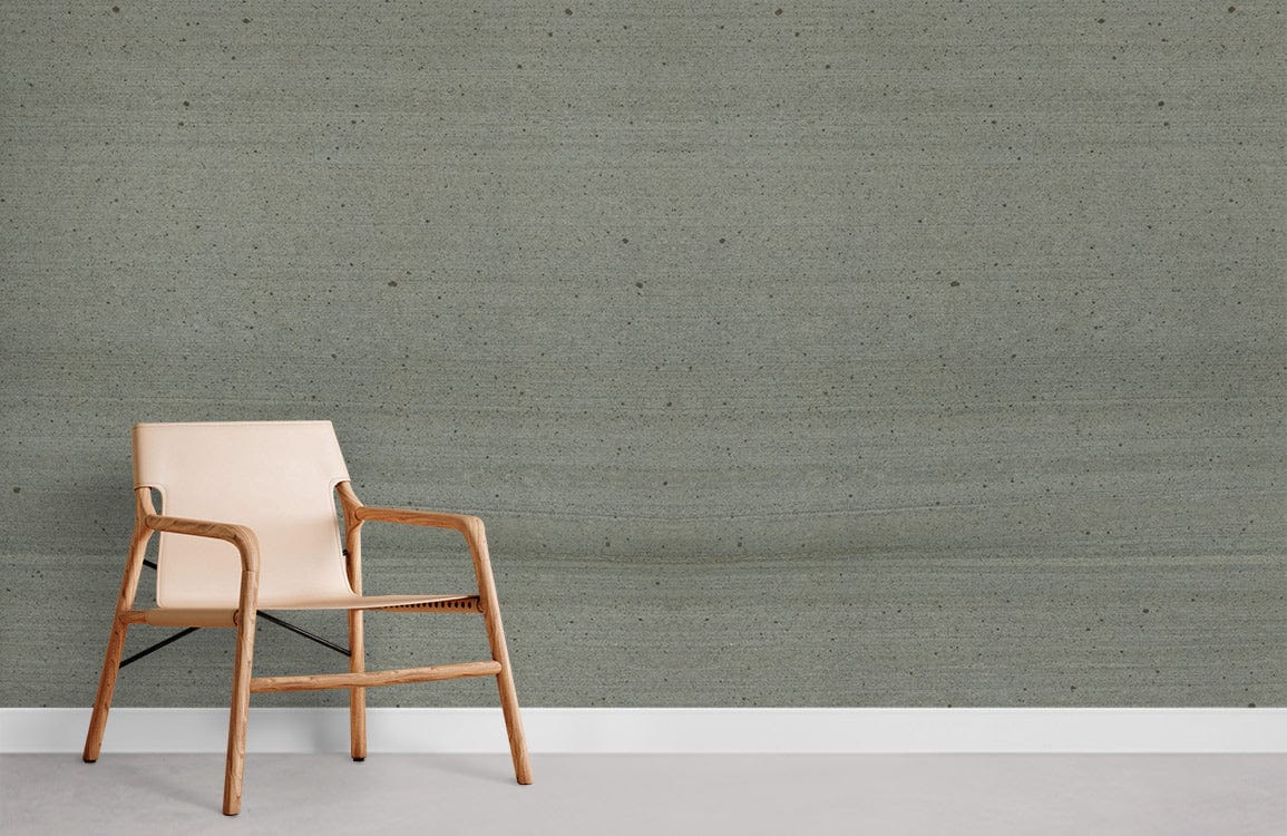Chaise en bois clair avec siège en cuir crème, idéal pour un papier peint mural moderne