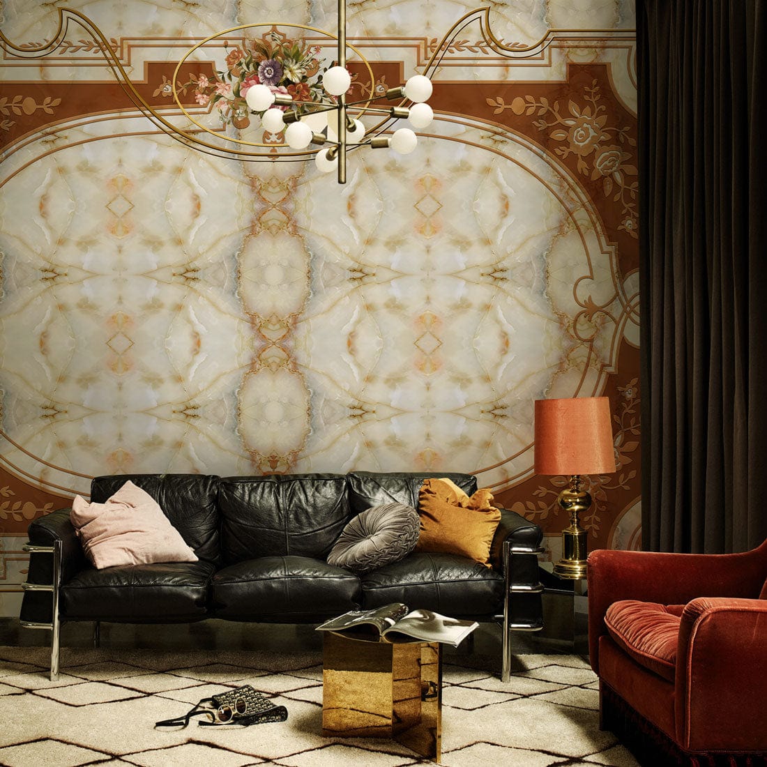 Image d’un canapé en cuir noir avec pieds chrome sur papier peint mural à motifs européens
