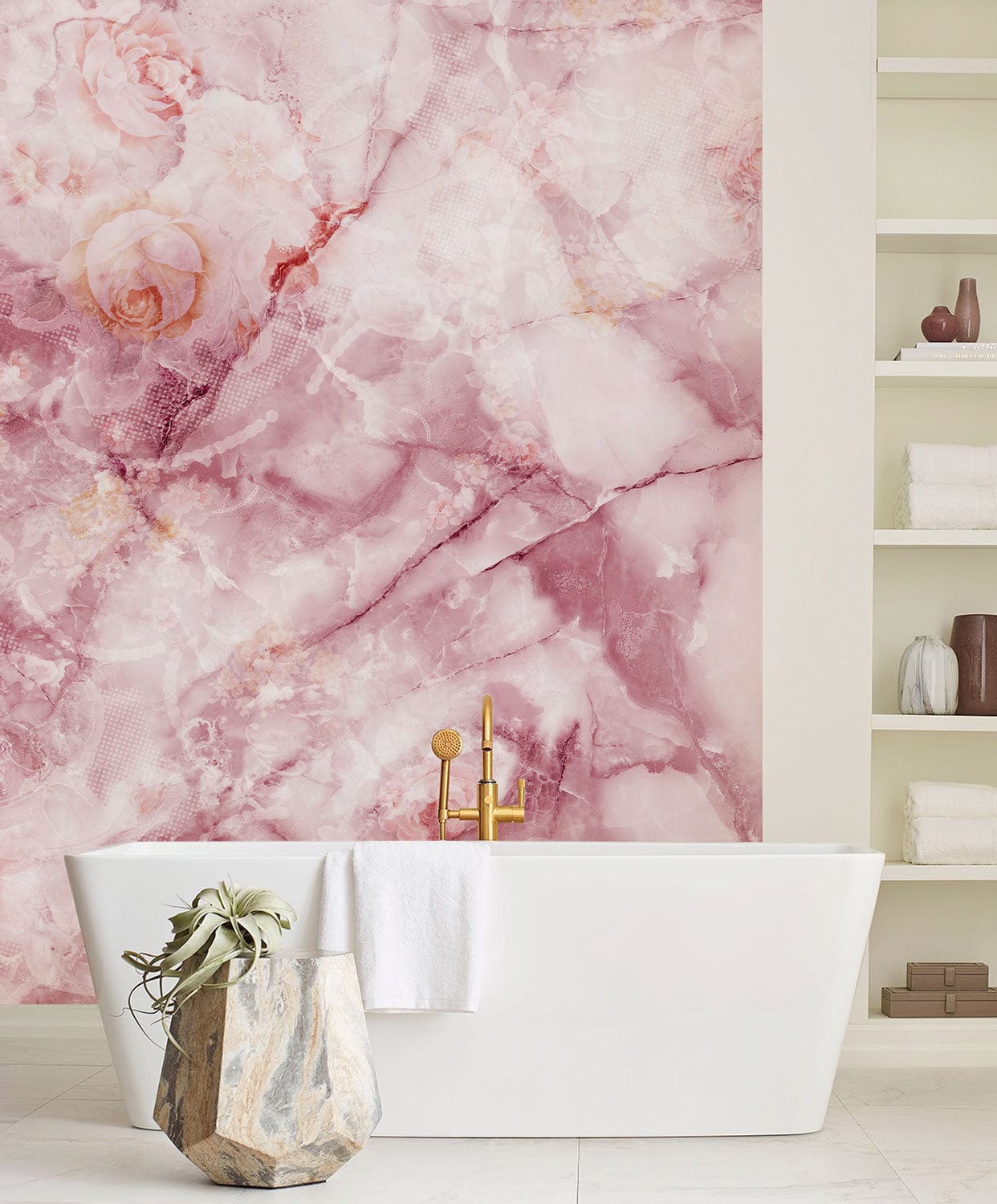 Papier peint mural cristal rose craquelé dans une salle de bains avec baignoire blanche