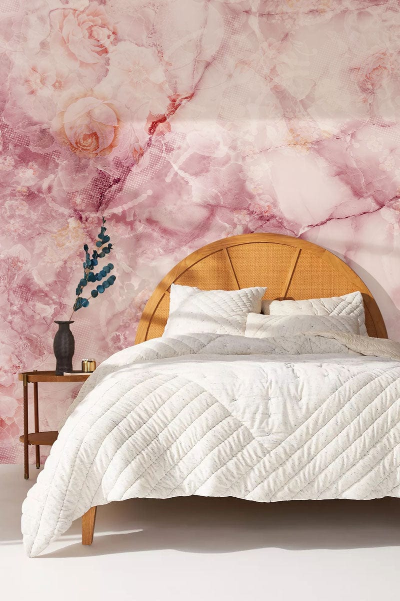 Duvet blanc et oreillers sur lit avec papier peint mural cristal rose craquelé