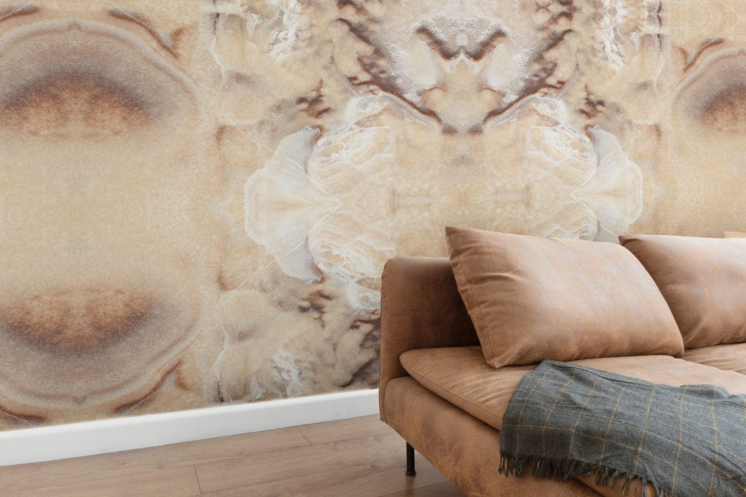 Sofa sectionnel marron avec coussins et couverture, décor papier peint mural en marbre brun abstrait