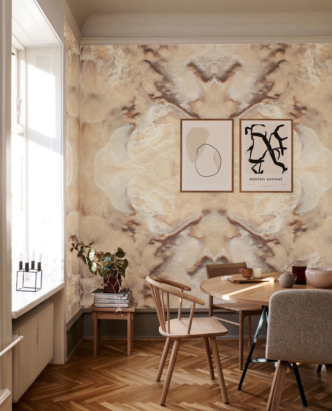 Papier peint mural marbre brun abstrait dans une salle à manger élégante avec mobilier en bois
