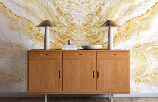 Vue du meuble en bois clair avec trois tiroirs et cabinets sous le papier peint mural en marbre doré élégant