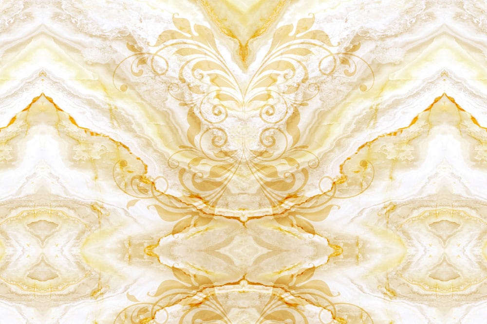 Papier peint mural en marbre doré avec motif orné en blanc et or pour décoration intérieure