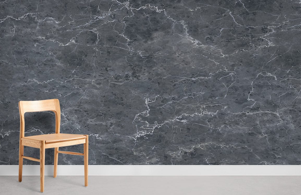 Chaise en bois clair avec design classique pour papier peint mural en marbre gris foncé