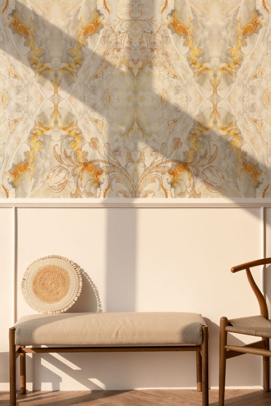 Banquette en tissu crème avec cadre en bois, idéal pour papier peint mural Marbre Platine Royal