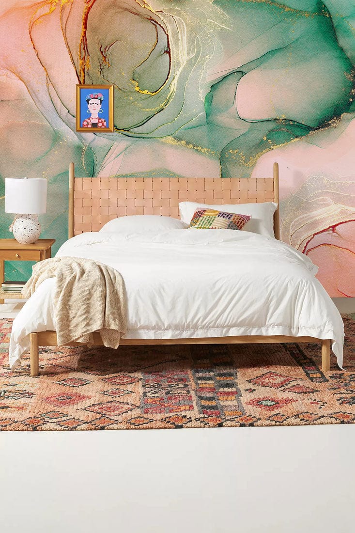 Lit avec duvet blanc et tête de lit en bois tissé, idéal pour un papier peint mural en marbre séduisant