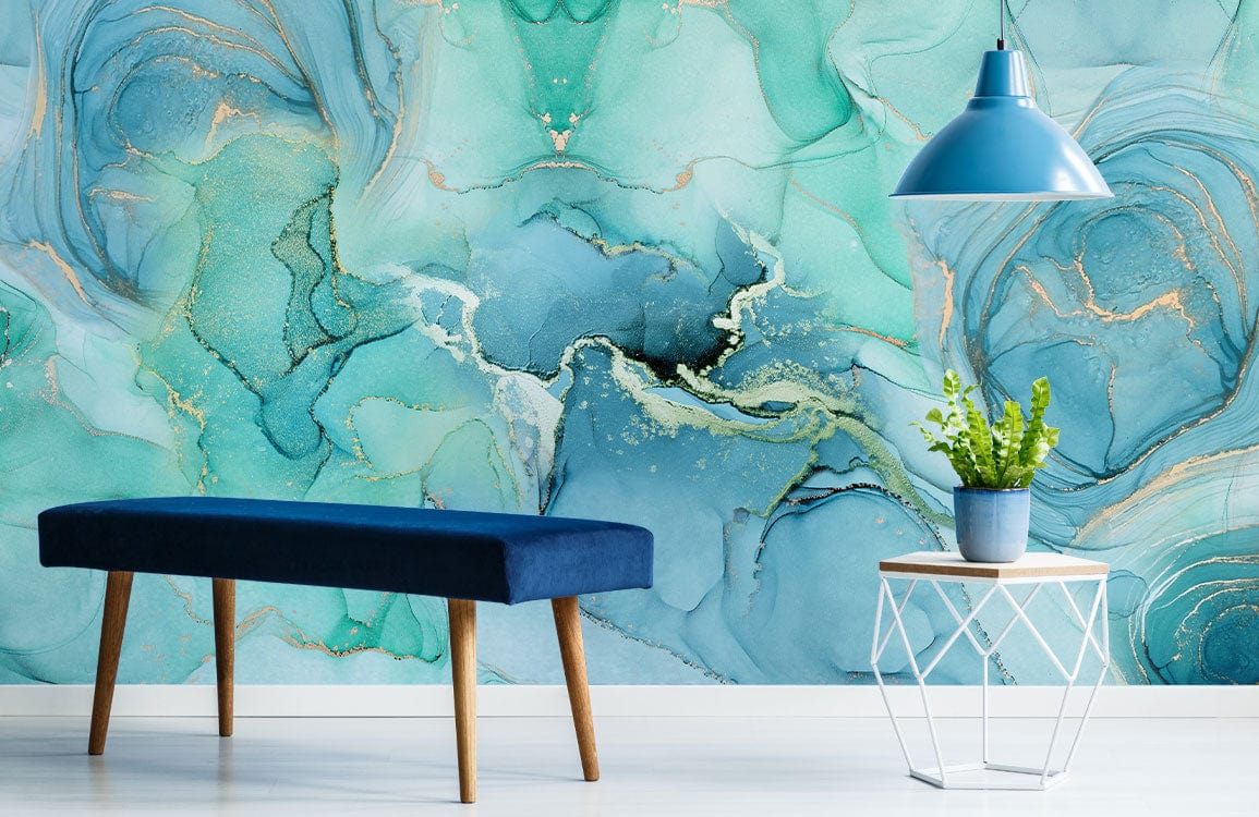 Banquette en velours bleu avec pieds en bois, parfait pour un papier peint mural en marbre vert lac