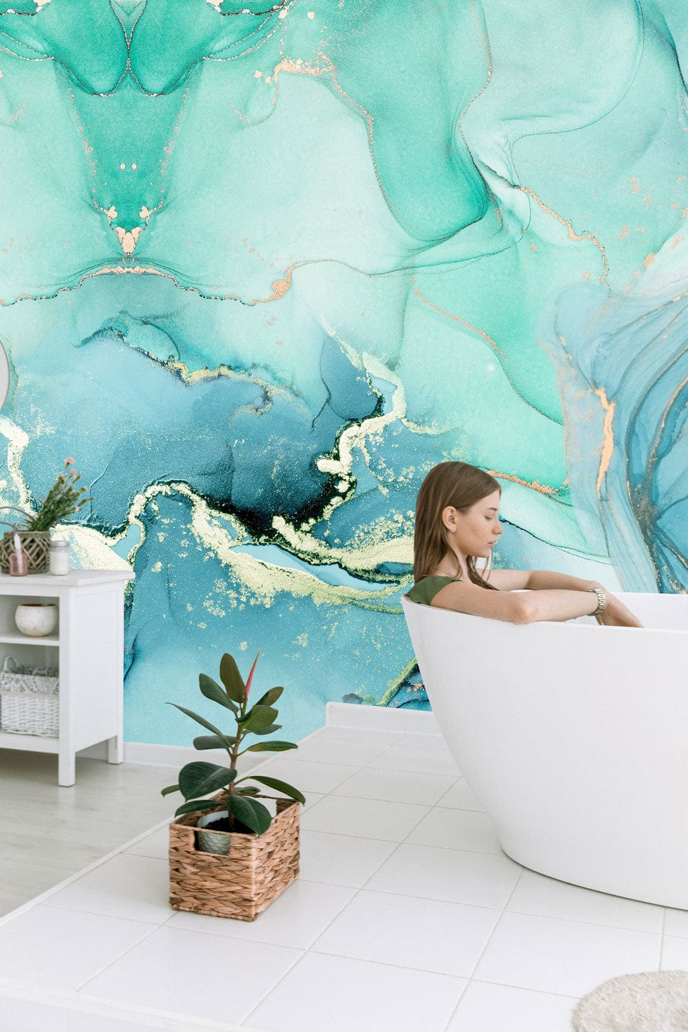 Femme se relaxant dans une baignoire moderne avec papier peint mural en marbre vert lac