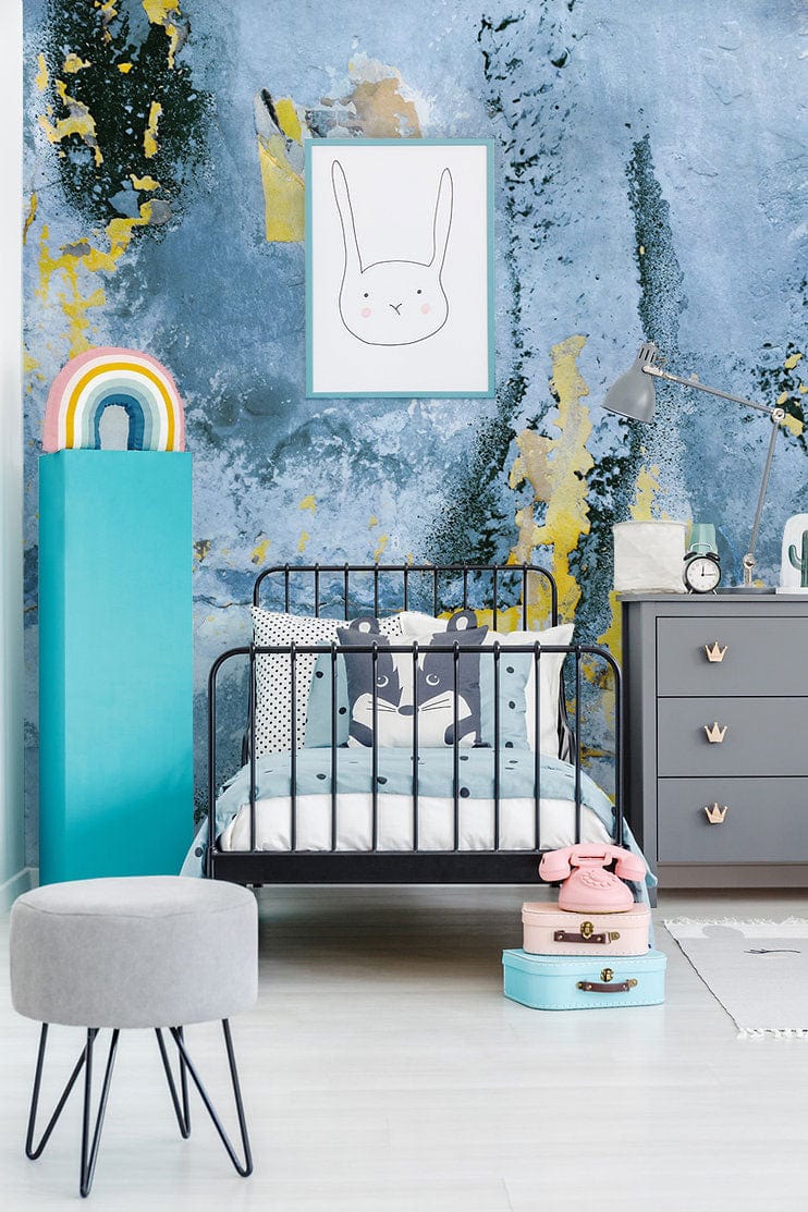 Papier peint mural pour chambre d’enfant avec lit en métal noir et coussin renard